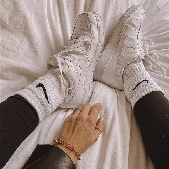 😈Nike😈 White Basic Crew Socks - Picture 1 of 3